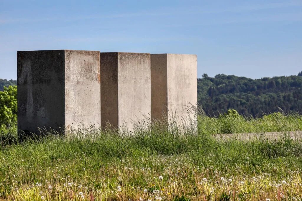 ZepherusYT's tweet photo. This week, they're placing the fourth block on the Zeitpyramide (literally 'time pyramid') in Bavaria.

Started in 1993, one is placed every ten years and the monument should be entirely finished by October 3183, if you wanted to wait until then to visit. https://t.co/dykzw1pWBi