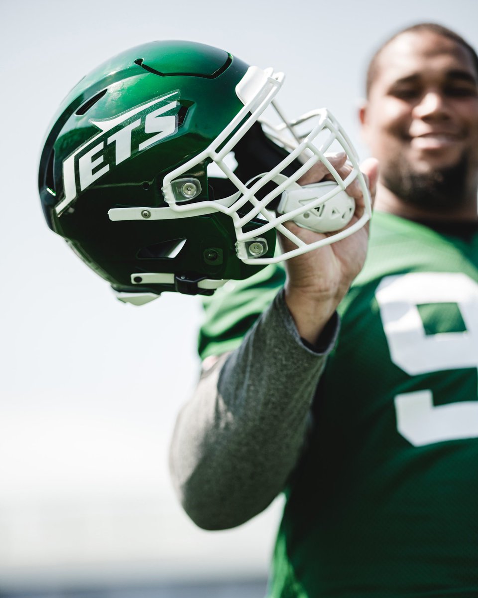 nyjets's tweet photo. throwback helmets are on today and they’re lookin’ GOOD 🔥 https://t.co/75g8q2ovs8