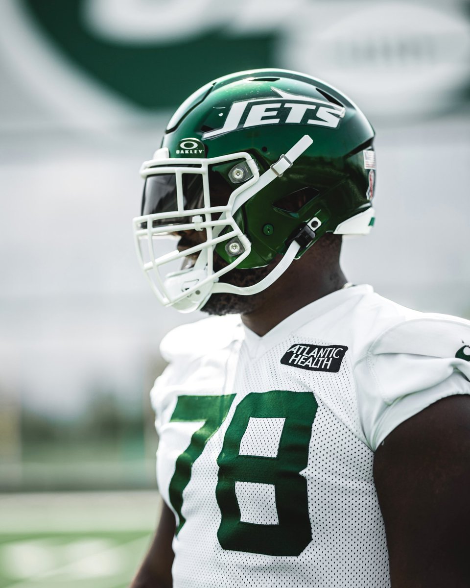 nyjets's tweet photo. throwback helmets are on today and they’re lookin’ GOOD 🔥 https://t.co/75g8q2ovs8