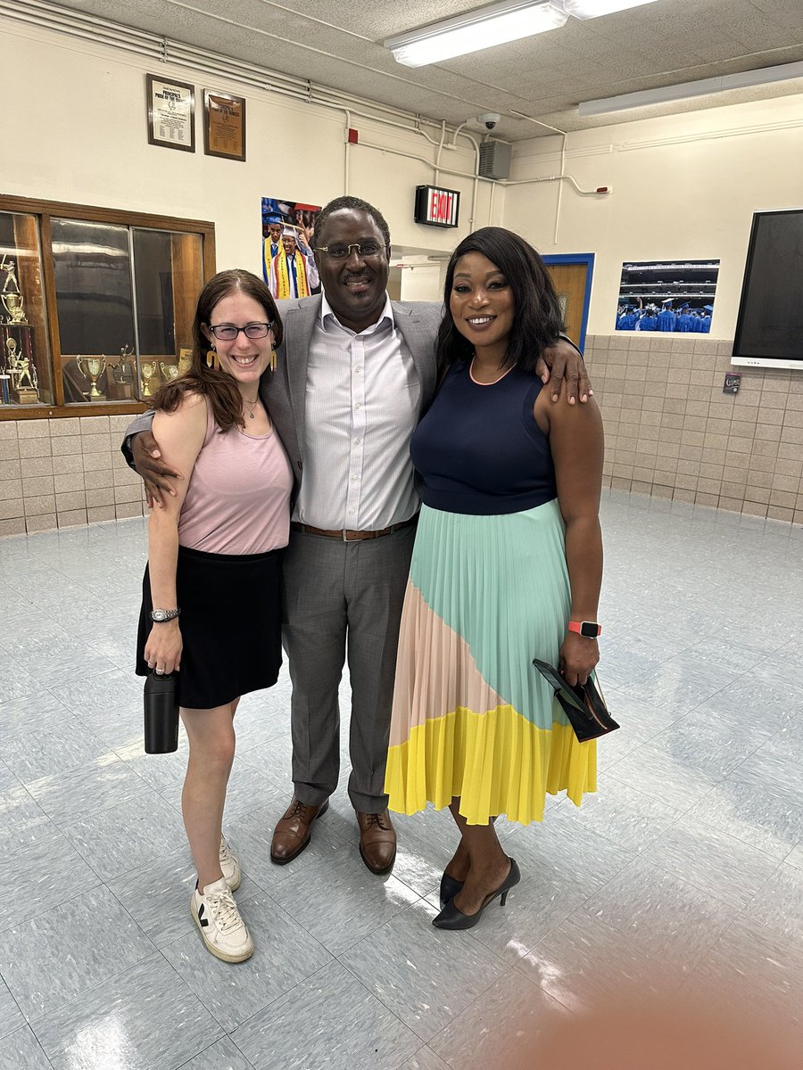 BrooklynNorthHS's tweet image. Transit Tech warmly welcomes back their scholars on the #fdos  #thisishowloveshowsup at BKNHS! Thank you Ms. Joseph and Ms. Hutson-McKoy! Principal Bynum and Mr. Martinez direct students to classes and our Deputy Supt. Dr. White and supt point Maria pose with Principal Bynum.