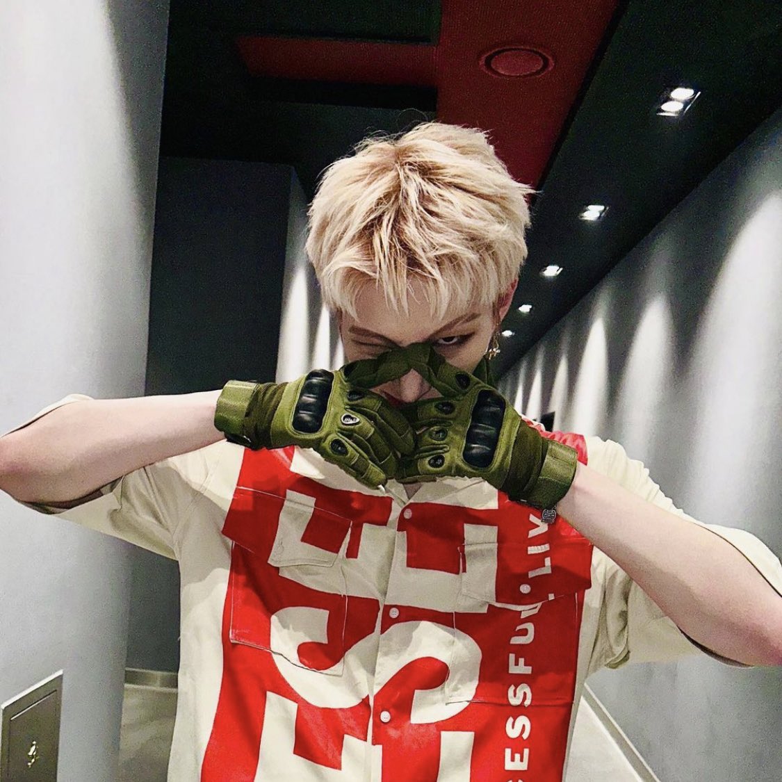 hongithinker's tweet photo. similar pose but different vibes😭🖤 https://t.co/tCCTTQSGb0