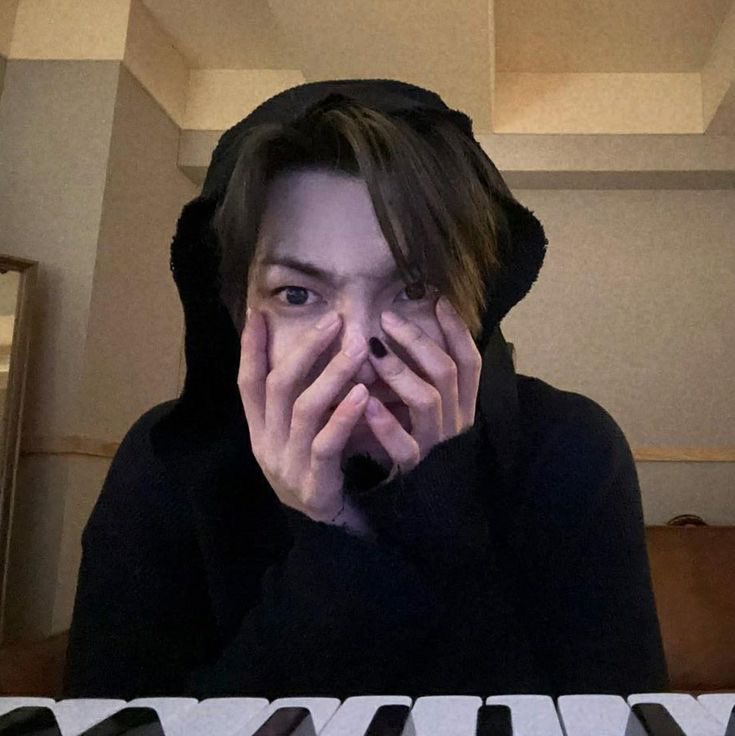 hongithinker's tweet photo. similar pose but different vibes😭🖤 https://t.co/tCCTTQSGb0
