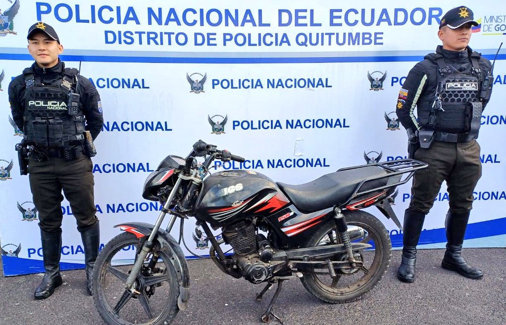 PoliciaEcZona9's tweet image. CONTRA EL DELITO

Mediante operativos de control ejecutado en Chillogallo y Calderón #DMQ, dejaron como resultado la aprehensión de un ciudadano, la recuperación de dos motocicletas y un vehículo con reporte de robo

#SeguridadCiudadana
#TrabajamosPorTuSeguridad