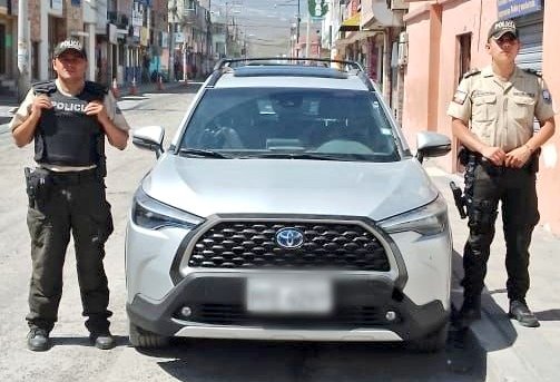 PoliciaEcZona9's tweet image. CONTRA EL DELITO

Mediante operativos de control ejecutado en Chillogallo y Calderón #DMQ, dejaron como resultado la aprehensión de un ciudadano, la recuperación de dos motocicletas y un vehículo con reporte de robo

#SeguridadCiudadana
#TrabajamosPorTuSeguridad