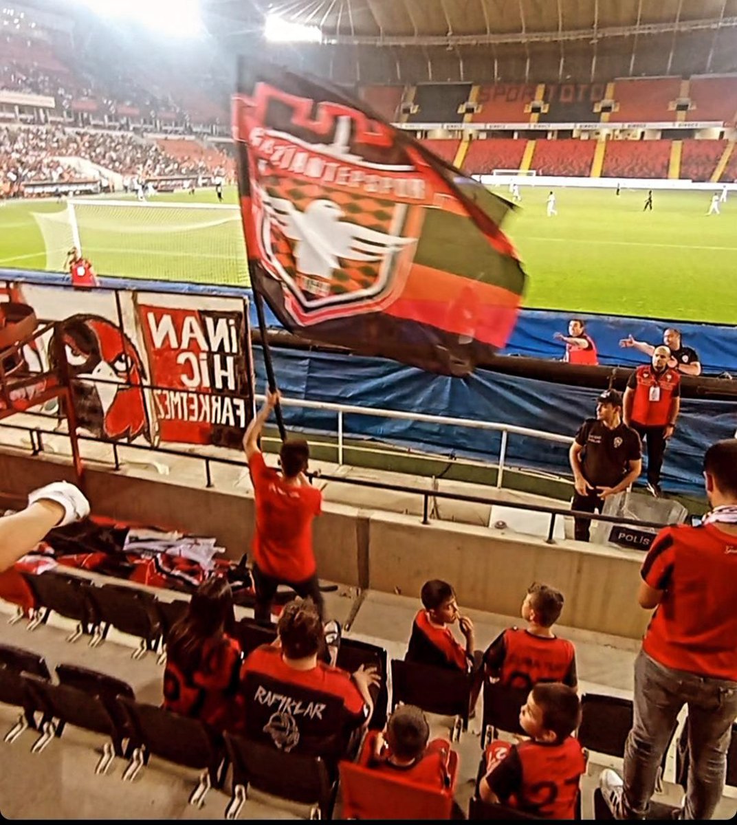 Gaziantepspor bayrağı soktuk diye polisi tribüne sokarlar Ermenistan maçında Atatürk pankartı almayı yasaklarlar... Doğru yapılan hiçbir şey yok o zaman #TFFİstifa <a href="/yazgan_d/">Yazgan Kvk</a> <a href="/Sahinbey1969/">Sahinbey</a>