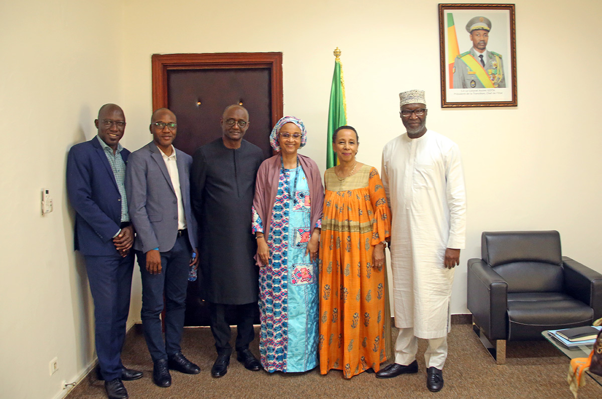 MenefpMali's tweet photo. Le Ministre a reçu en audience une délégation du Réseau de l’Entreprise en Afrique de l’Ouest @REAOMALI conduite par sa présidente Dr Awa DIARRA, ce 07 sept 2023. Les échanges ont porté sur le renforcement de la #collaboration entre les deux entités. #small #businessAct #Emplois https://t.co/VQRgUYgUTJ