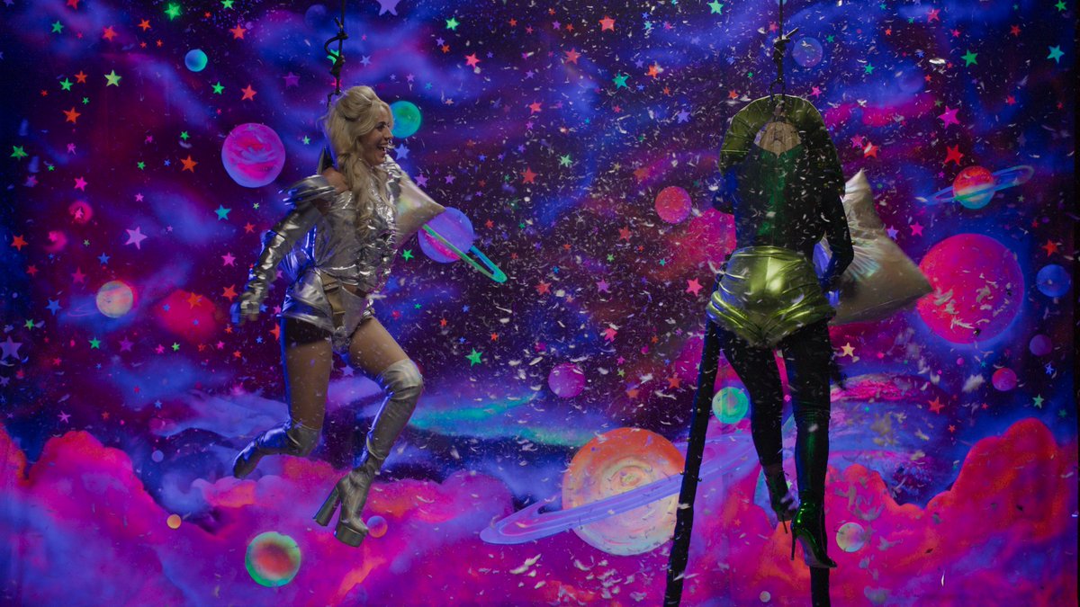 Oficialmente ya salimos al mundo: LA LIBERACIÓN, una serie creada por la chidísima <a href="/marquezabella/">Alejandra Márquez Abella</a> ❤️‍🔥, y que tuve la fortuna de escribir (y aprender un chingooo) junto con ella, Manuel Alcalá, <a href="/aauuurrraa/">Aura García-Junco</a> y <a href="/j_montemiamor/">Jimena Montemayor</a> ✨🧹🔮

En 2024 por <a href="/PrimeVideo/">Prime Video</a>. 
¡Emoción infinita!