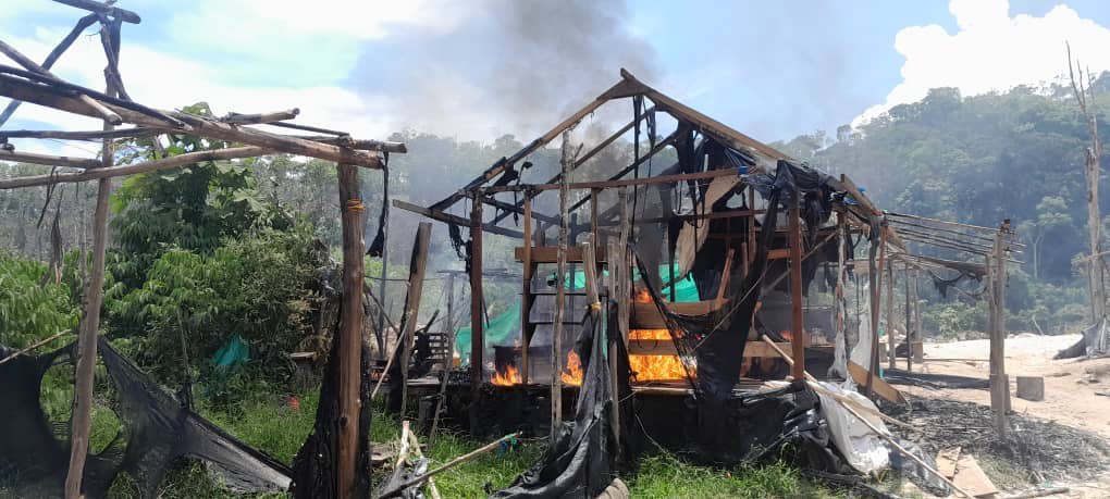 ApurePotencia's tweet photo. El desalojo voluntario que la FANB está llevando a cabo en el que ya ha logrado evacuar a 11.345 personas que trabajaban en actividades relacionadas con la minería ilegal desde el 01 de julio hasta la fecha. Venceremos. https://t.co/YBwO1UM7sF