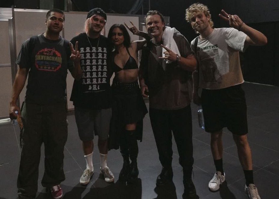 daylimns's tweet image. RECEBI MINHA FOTO COM 5SOS!!!!!!!!!!!