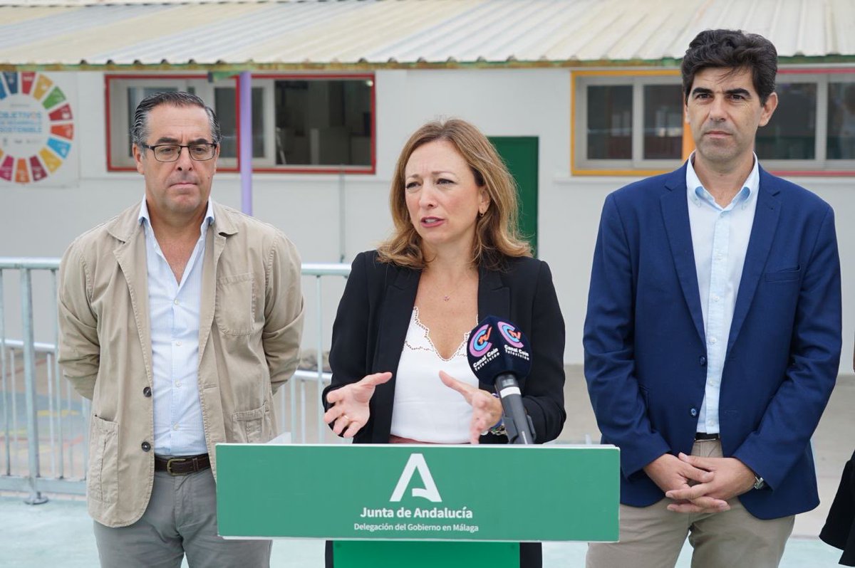AytoCoin's tweet photo. El colegio San Sebastián comenzará el curso 2023-2024 con una ampliación del centro ✅🏫
📍Esta mañana han visitado la escuela el alcalde @FranSantosCoin junto a la delegada de @MalagaJunta , @Navarro_PP
🔗 https://t.co/VAA9AJSA85
#Coin #CoinMLG #CoinEduca https://t.co/mSVEeIgWT1
