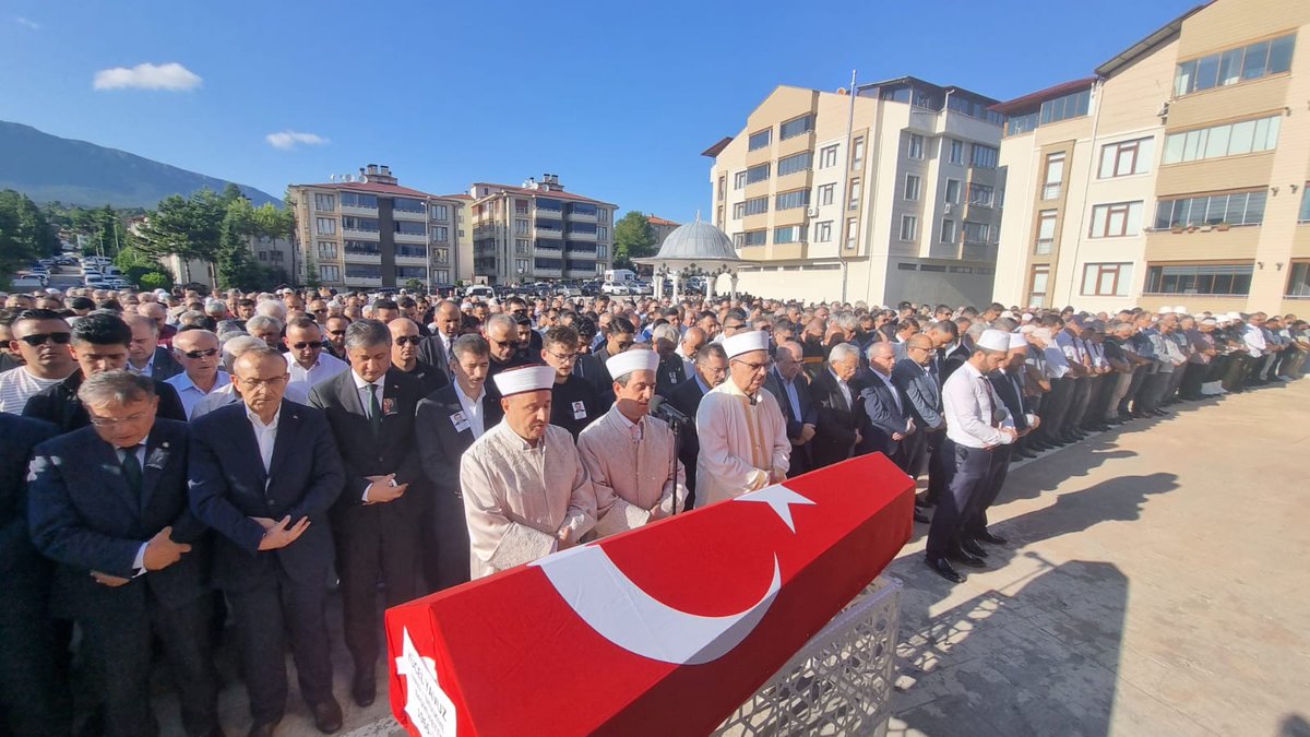 Kıymetli meslek büyüğüm Vali-Mülkiye Başmüfettişi Yücel Yavuz'u ebediyete uğurladık. Merhum Valimize Allah’tan rahmet; ailesine ve yakınlarına başsağlığı diliyorum. Mekânı cennet, makamı âli olsun.