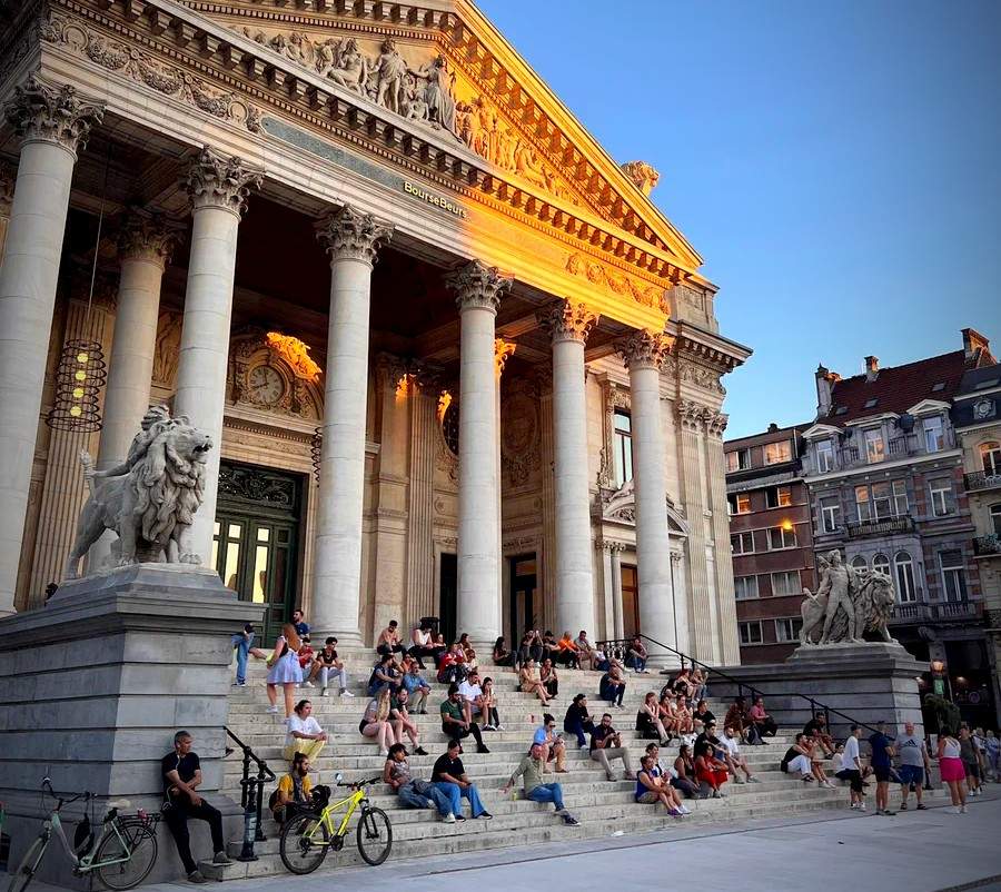 BRUZZbe's tweet photo. Gezien: trappen van de Beurs weer open voor publiek: 'Kippenvelmoment': https://t.co/Wer5IxpzgR https://t.co/q422AhLaDo