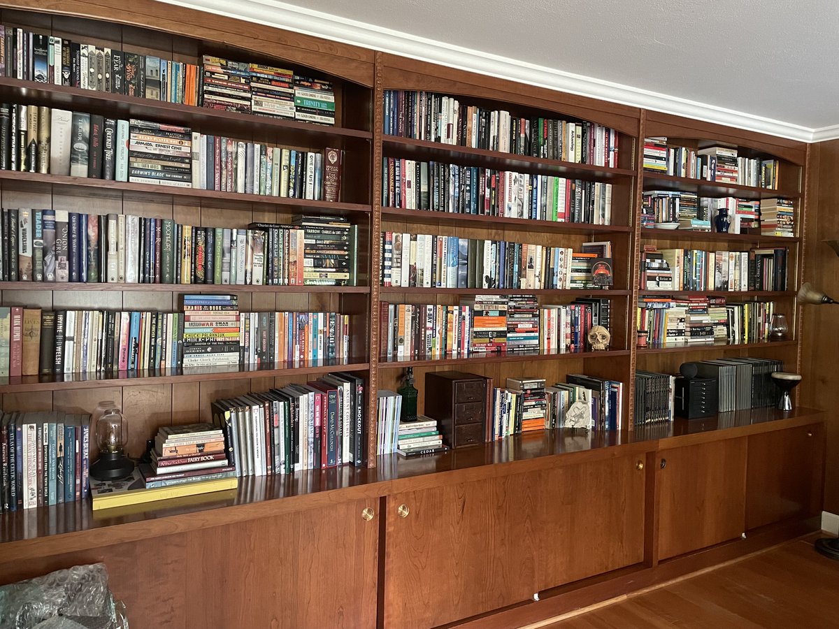 FunkyPlaid's tweet photo. The difference a year can make. Happy Thursday #Shelfie, ya’ll.
#bookshelfish #librarycore #bookshelves #booklovers #inthestacks https://t.co/gFACfZ7UuF
