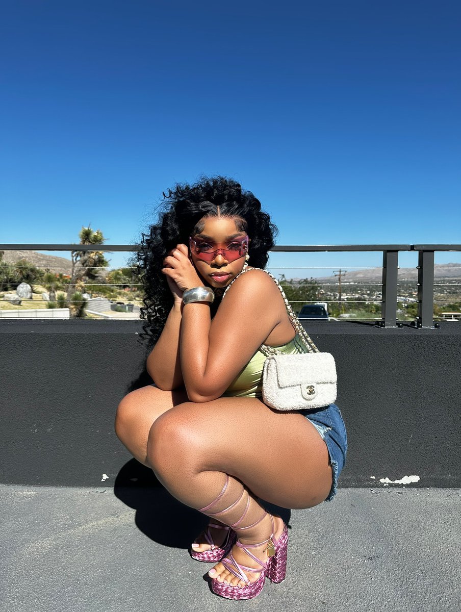 LightSkinKeisha's tweet photo. You know you da coldest 🥶 https://t.co/SkH5U3uim6
