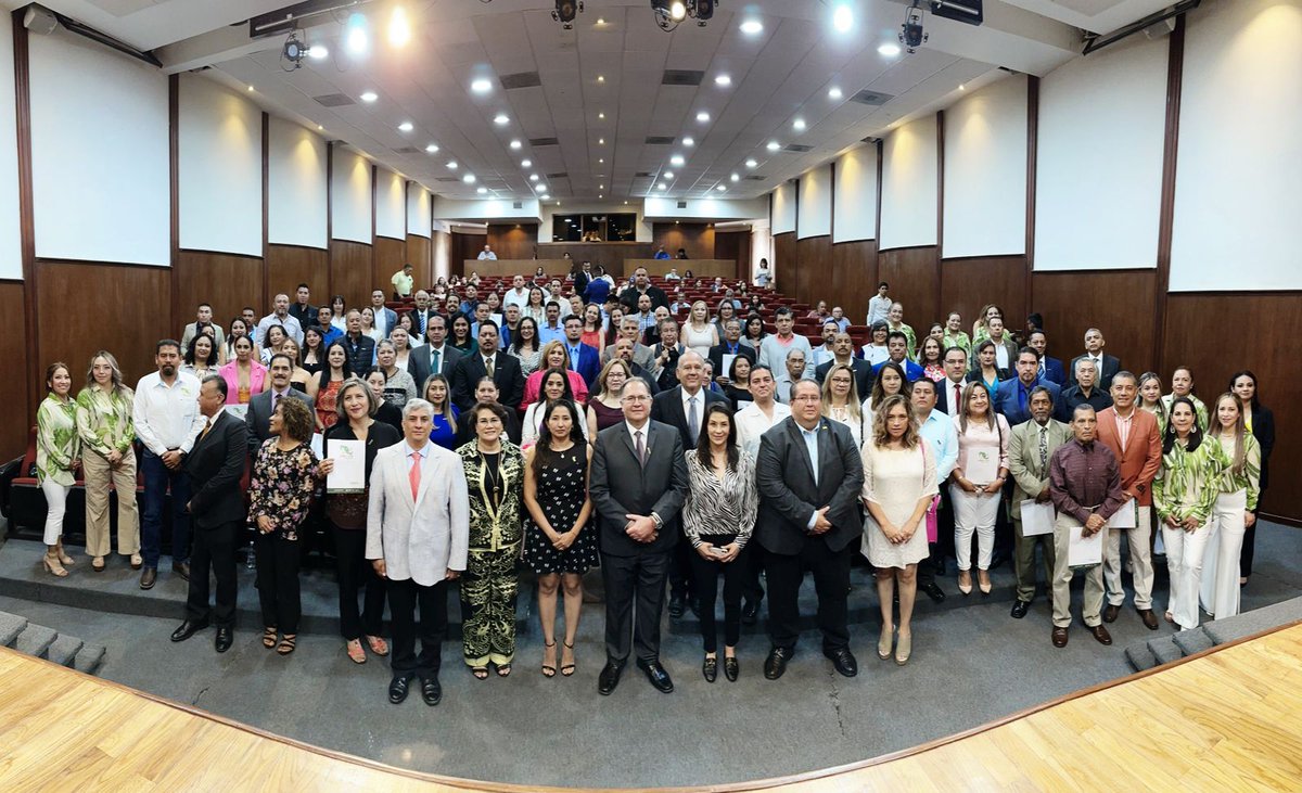 CECyTESLP's tweet photo. Ceremonia de Entrega de Reconocimientos por los 5, 10, 15, 20, 25 y 30 años de servicio y labor ininterrumpidos a favor de la educación, encabezada por el Lic. Luis Fernando Garza Guerrero, Director General del CECyTE SLP. https://t.co/S8FzvT6Sgt