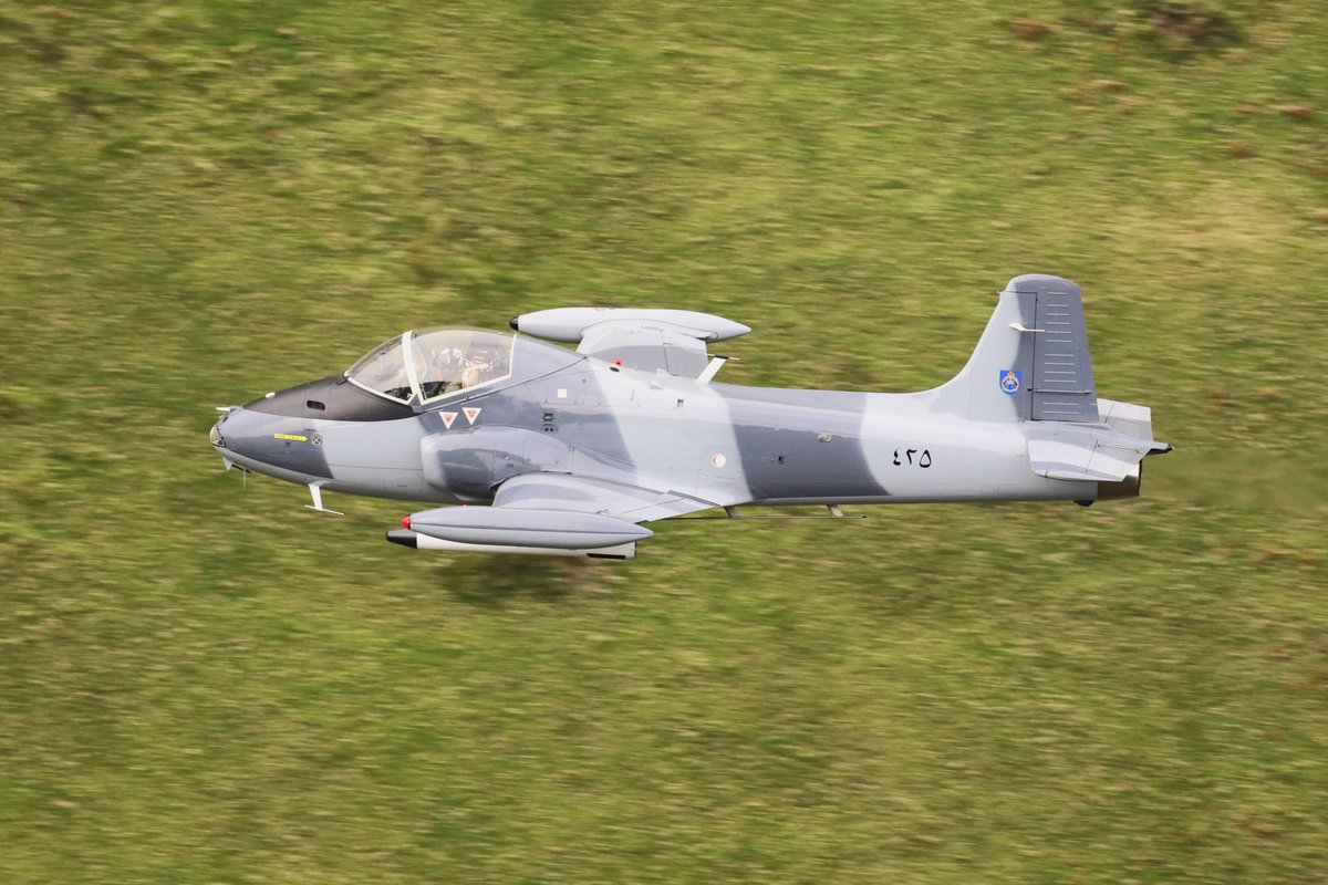 mivec1's tweet photo. Two very nice passes from @StrikeDisplayUK in the Mach Loop today. https://t.co/FuLBaWzhnQ