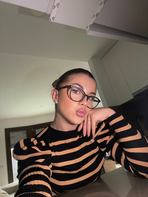 Hola🤭 https://t.co/fFKLaHToz9