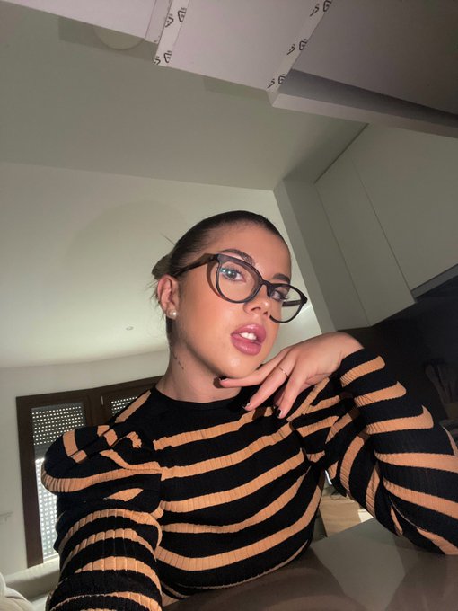 Hola🤭 https://t.co/fFKLaHToz9