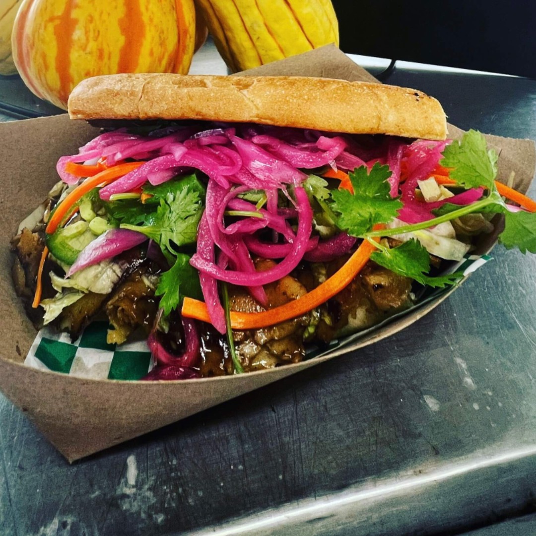 It's vegan night at Improper City 🍻 swing by for drinks and delicious vegan food from Grateful Planet Foods 🌱 They'll be there from 5pm to 9pm!

📍 3201 Walnut St, Denver, CO 80205