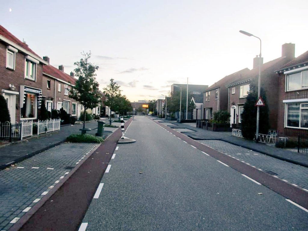 Zaterdagochtend om 05.00 uur beginnen onze vrijwilligers met opbouw van ons evenement in o.a. Jacob Catsstraat. Bewoners zijn reeds geïnformeerd. Marktkramen neerzetten voor braderie, podiums voor levende standbeelden, partytenten, schaduwplekken enz. Hopelijk is de straat leeg!