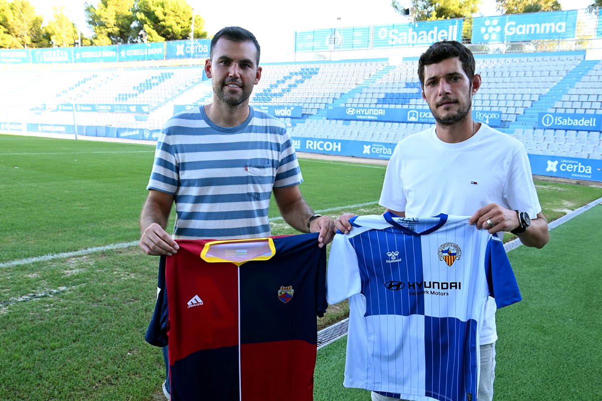 👏🏻 Rivalitat i respecte per davant de tot

🤝 Els entrenadors del <a href="/CESabadell/">CE Sabadell 🧅</a> i el <a href="/CEMercantil/">C.E. Mercantil</a>   han compartit una estona abans del Derbi

💚 Orgull de Ciutat 💛

🔥 Dissabte, tots amb el Juvenil! 💪🏻

#EscollimElSabadell