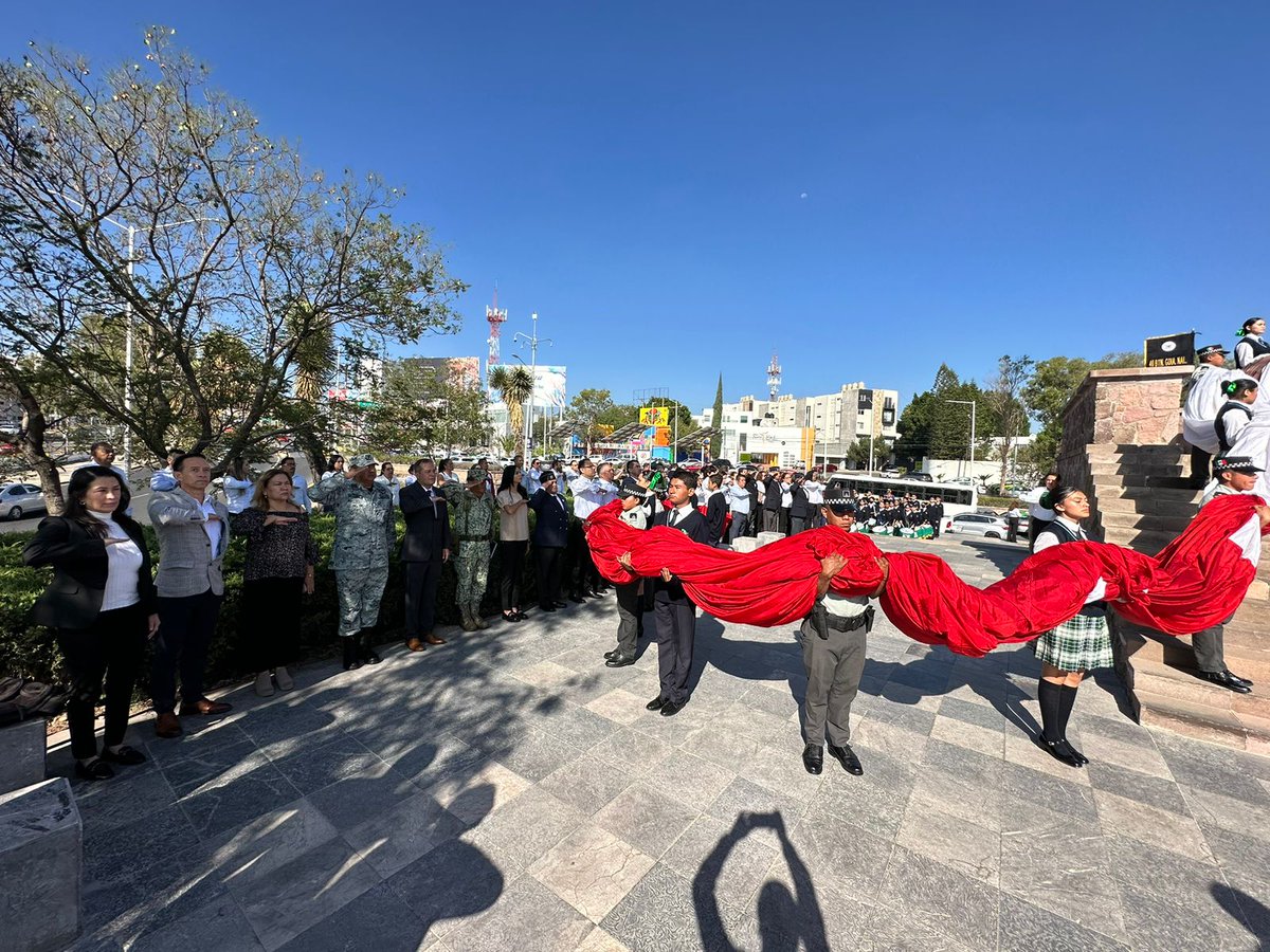 CECyTESLP's tweet photo. Se llevaron a cabo en la Monumental Asta Bandera los Honores a la Bandera para conmemorar el 𝑿𝑿𝑿𝑰𝑰 𝑨𝒏𝒊𝒗𝒆𝒓𝒔𝒂𝒓𝒊𝒐 𝒅𝒆 𝑭𝒖𝒏𝒅𝒂𝒄𝒊𝒐́𝒏 del Colegio de Estudios Científicos y Tecnológicos del Estado de San Luis Potosí, CECyTE SLP. https://t.co/OctPjqTso3