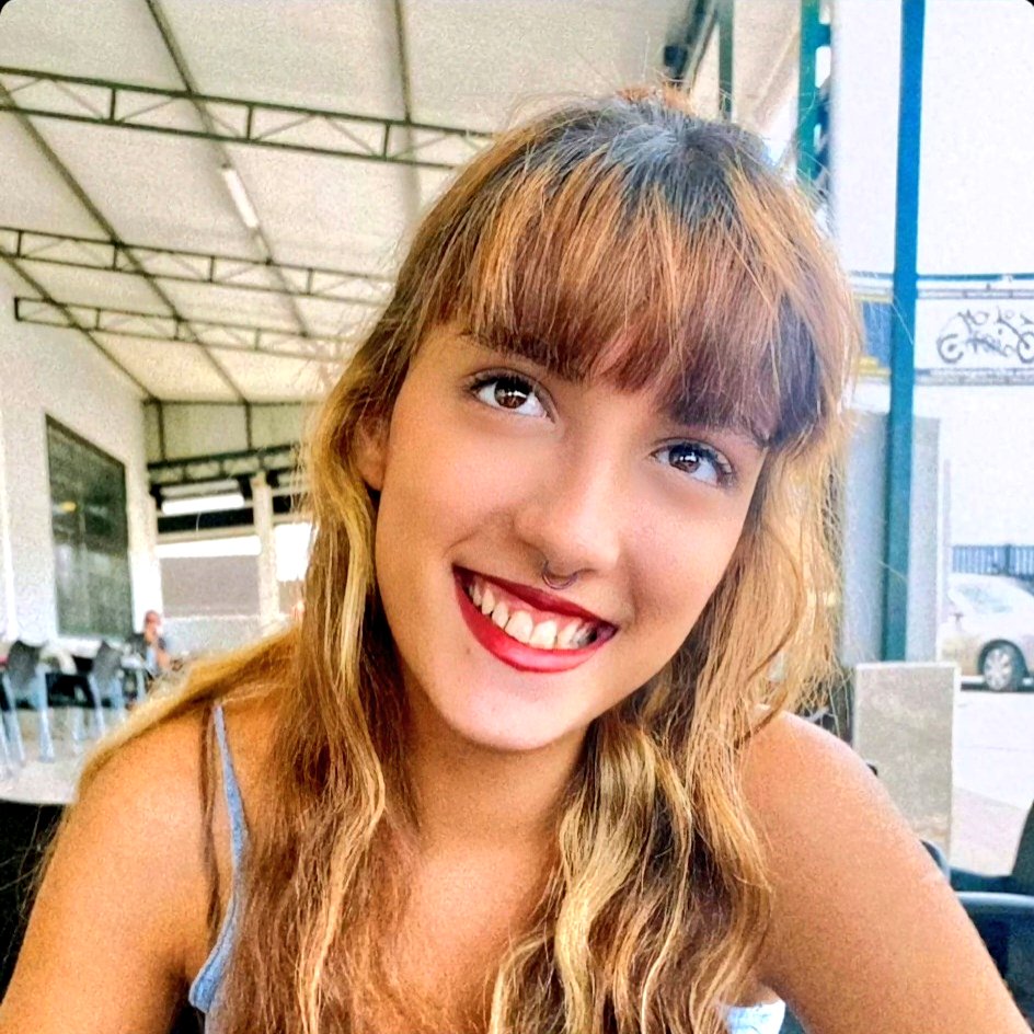 🔴 Buscan a Carmen Ainara Fernández Santiago, 17 años.
◾️ #Desaparecida en #AlhaurínDeLaTorre (#Málaga).
◾️ Mide 1,55, delgada, pelo castaño con mechas rubias.
☎️ Si sabes llama a <a href="/guardiacivil/">Guardia Civil</a> 062 #GuardiaCivil o ponte en contacto con <a href="/cndes_oficial/">CNDES</a>.
🔄 RT por favor. Gracias.