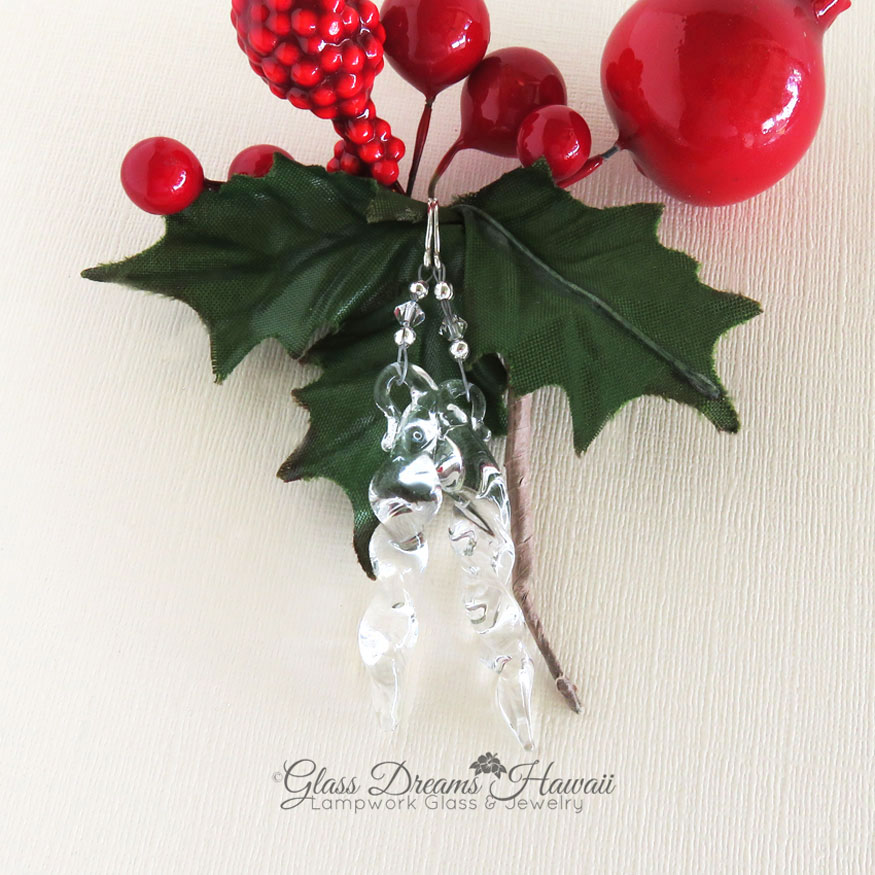 GlassHawaii's tweet image. glassdreamshawaii.etsy.com/listing/554023…  Sparkling Glass Icicle Dangle Earrings #boroglass #handmadelamwork #winterearrings #holidayjewelry
#giftideas