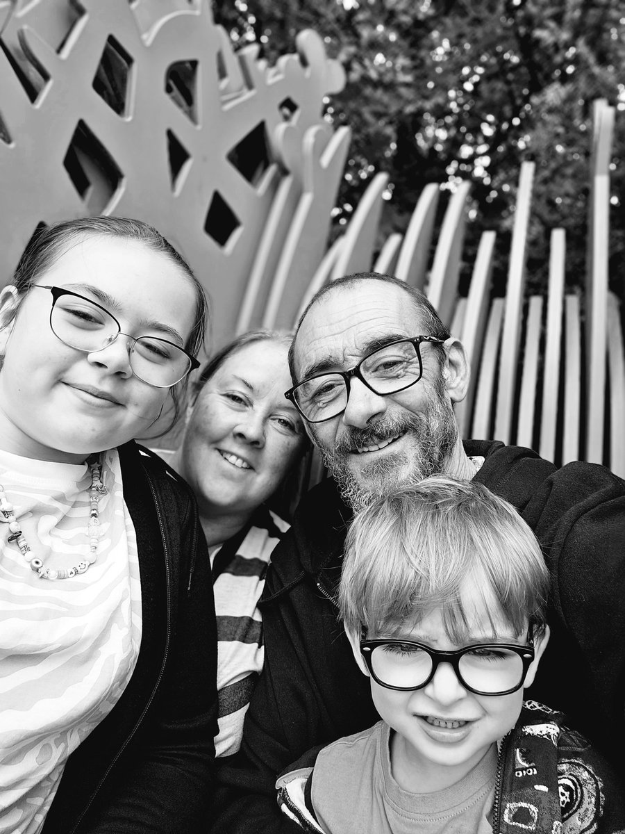 28linsey's tweet photo. @YNGarston @GarstonCE Erin and Zac's family https://t.co/euJx79UCNK