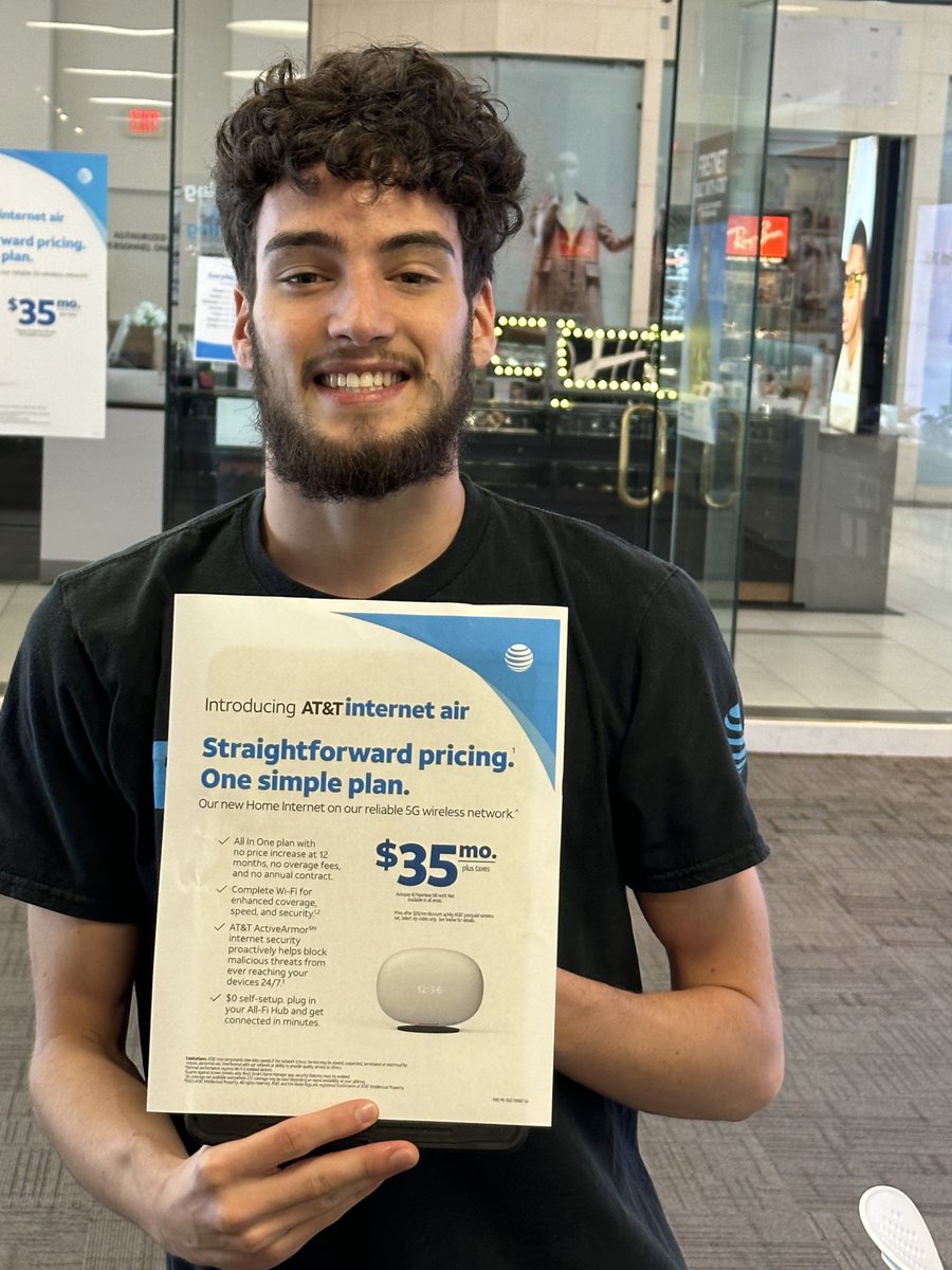 James with #TeamWarwickMall’s first AT&T Internet Air!! #ConnectingChangesEverything #AIA ⁦⁦@BlevinsMandi⁩ ⁦@LillardDerick⁩ ⁦@emilywiper⁩ ⁦@TheRealOurNE⁩