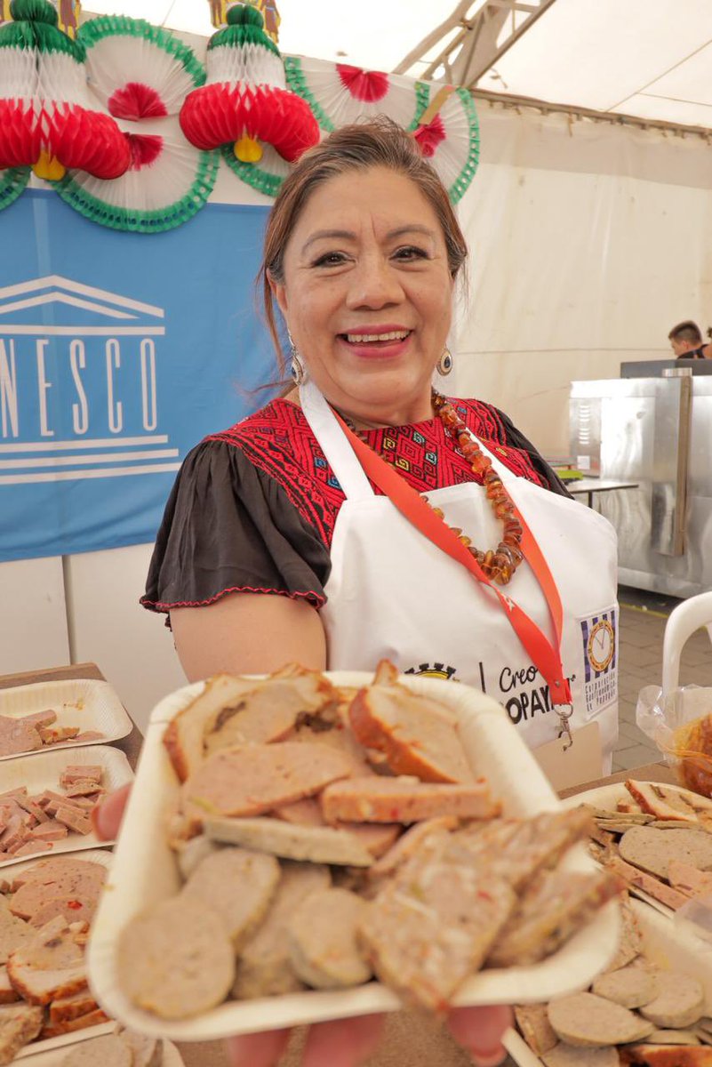 AlcaldiaPopayan's tweet photo. Popayán dio inicio al XXI Congreso Gastronómico. 

Ven a disfrutar de este espacio donde degustarás deliciosos platos, aprenderás a cocinar en la "Tarima del Sabor" y escucharás a músicos locales y nacionales en la "Tarima del Saber".

¡Popayán lo prepara, usted lo disfruta! https://t.co/NBqS6i6mUi