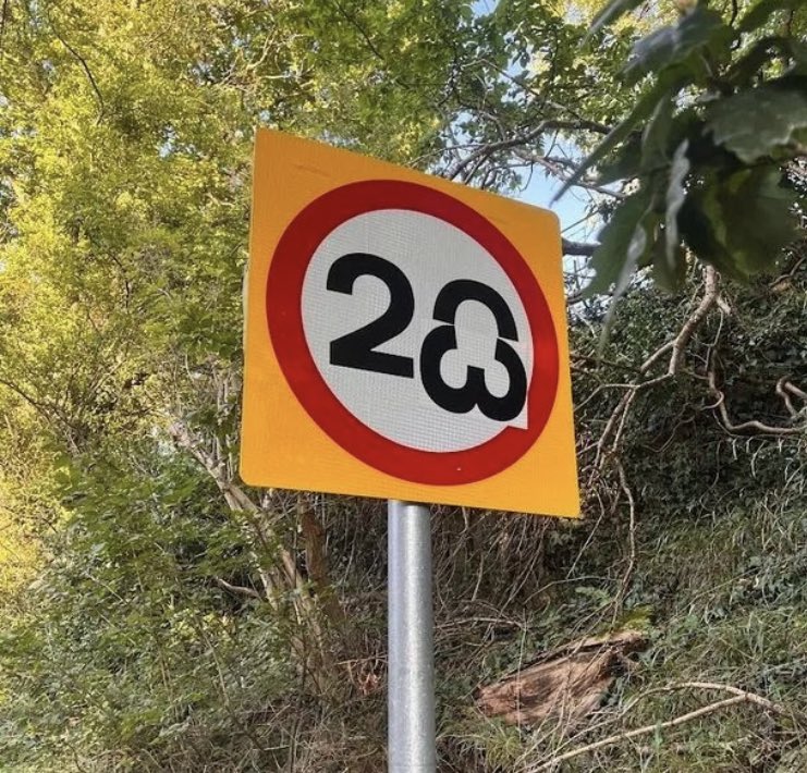 9ZEEbey's tweet photo. Is wanksy back in the Cwmcock area? https://t.co/XHlBYymoop