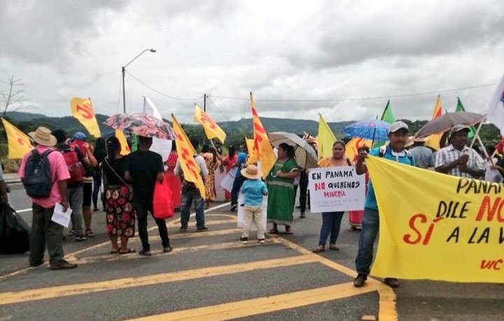 LaVozDeVeraguas's tweet photo. Realizan protestas en contra al contrato minero en la vía interamericana área de Ojo de Agua/Veraguas. https://t.co/9dDBiao93V