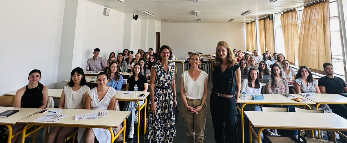 Les promotions de Master 1 et 2 ont eu l’honneur en cette pré-rentrée de recevoir la Présidente Clothilde GREFF, la Vice-Présidente Audrey CHACHATY, et Agnès TORRES, secrétaire générale.

Ces dernières ont présenté l’organisation et le fonctionnement de la Chambre du 92.