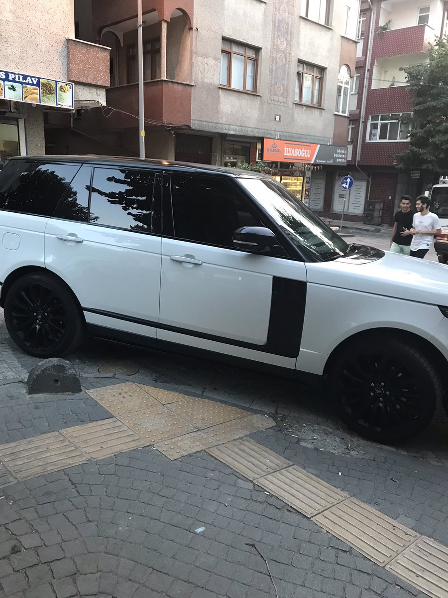 Engelli yolunu kapatan bu görgüsüzleri nereye şikayet ediyoruz <a href="/IBBcozummerkezi/">İBB Çözüm Merkezi</a> <a href="/ozibbbeyazmasa/">İBB Beyazmasa</a> ?