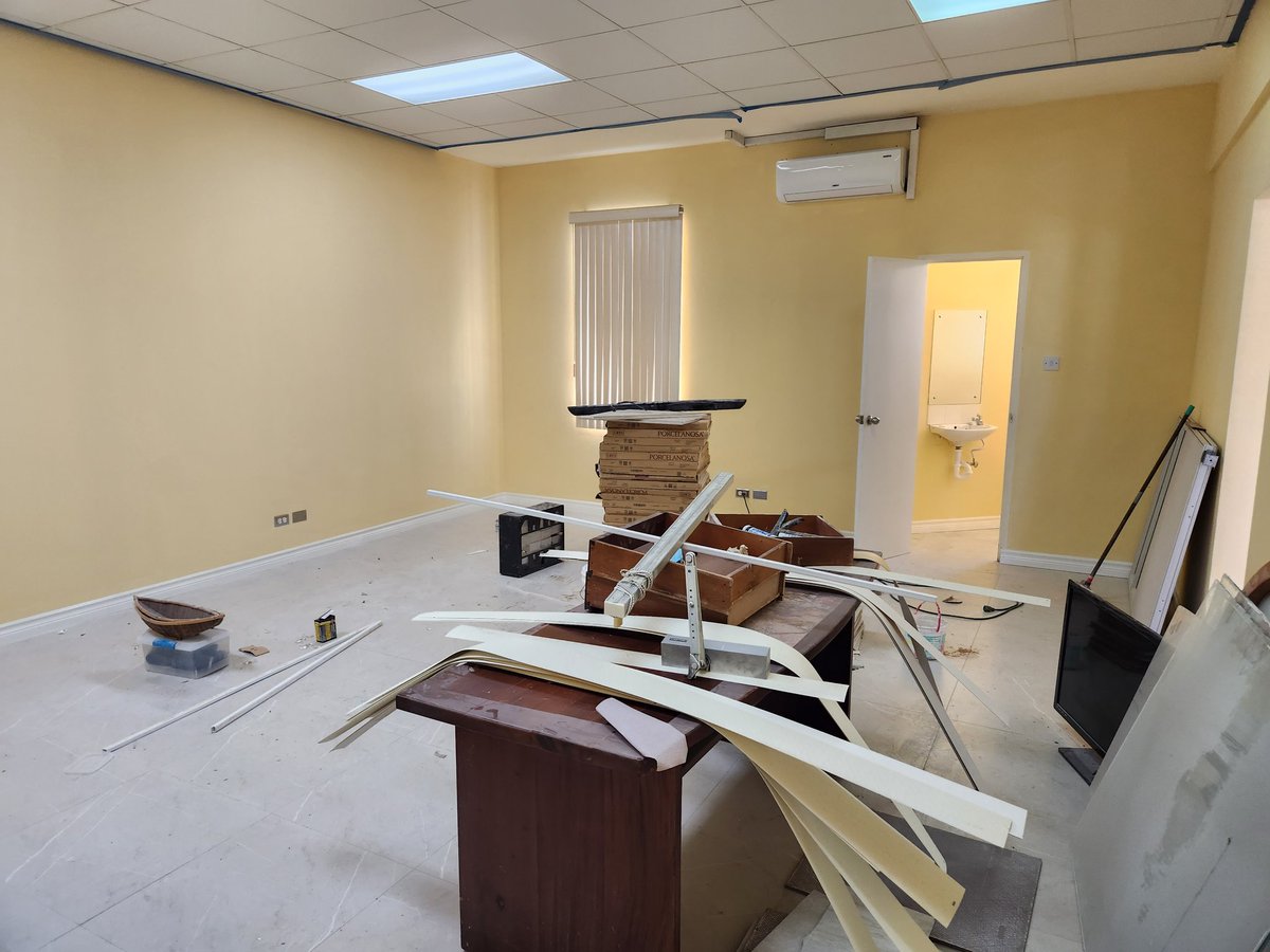 PoolaProperties's tweet photo. Looking for a fresh start for your business? New upstairs office space located in 8th avenue belleville. Never mind the mess it's been repainted from floor to ceiling and new bathroom units installed. Tel 827-6652 for more info! #Barbados #RealEstate #officespaceforrent https://t.co/MgWYaxaPx9