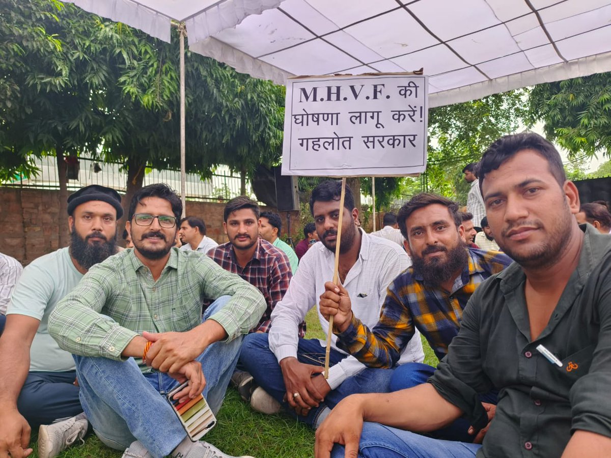 BawriyaPooja's tweet photo. माननीय मुख्यमंत्री @ashokgehlot51 जी आपके का��्यकाल में राजस्थान के #कोरोना_योद्धा नौकरी के लिए दर-दर भटक रहे हैं!
सभी राज्यों के #कोरोना_योद्धाओं_को_परमानेंट किया और राजस्थान के कोरोना योद्धाओं कि बजट घोषणा #MHVF अभी तक पूर्ण नहीं!
@INCIndia @dsrajpurohit291 @1stIndiaNews https://t.co/EHd6CzHLpO
