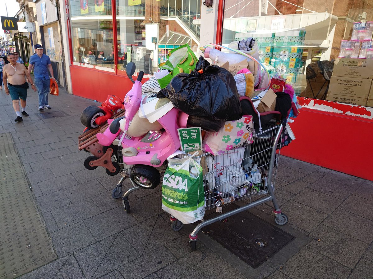 S0UNDK1LLAH66's tweet image. Outside #Poundstretcher in #GreatYarmouth
A #Homeless lady has set up camp in the bus shelter.
Wasn't there when I took the 📸
Another homeless guy over the road near Costa. 
Those new to following me, I'm ex homeless (lived in a tent at 20yrs old).
Seeing this is 💔
