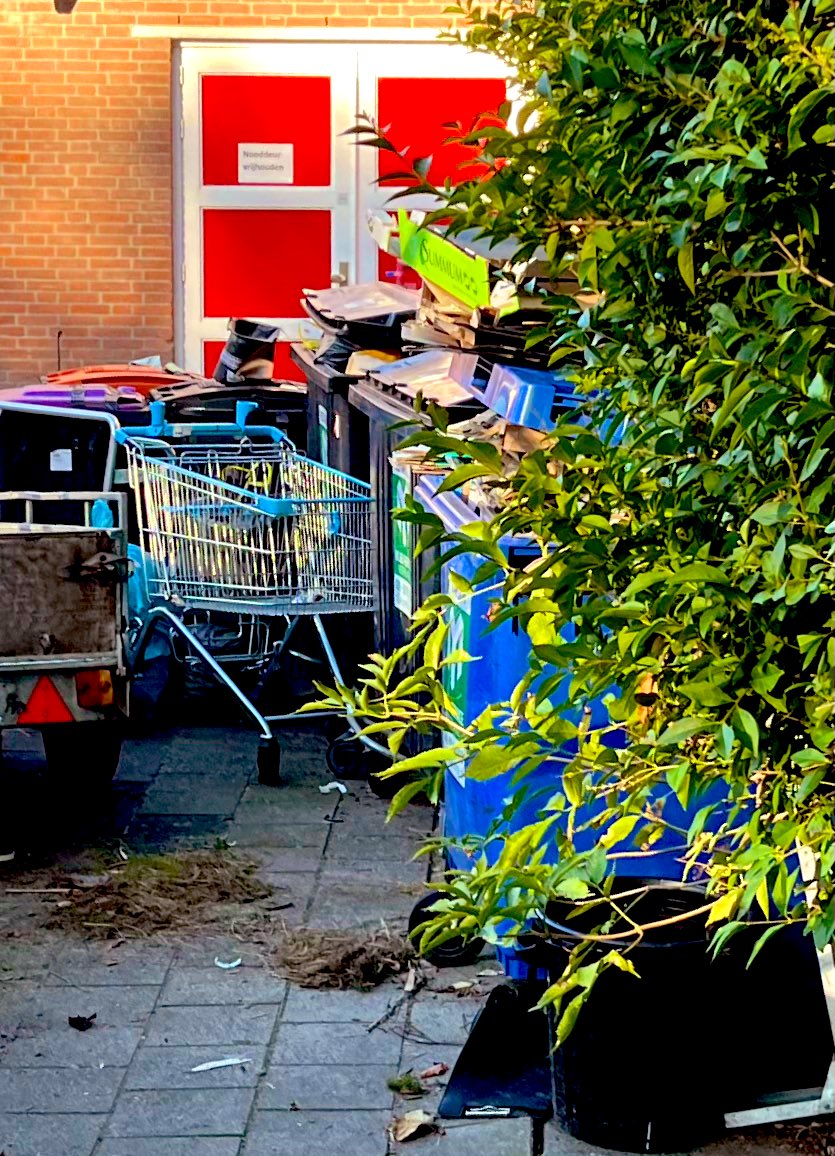 OverlastLAGA's tweet image. Ook in #2023 lukt het @DSRVLAGA niet om hun afval van minimaal 900 leden te organiseren #Delft

#Overlast went #Nooit