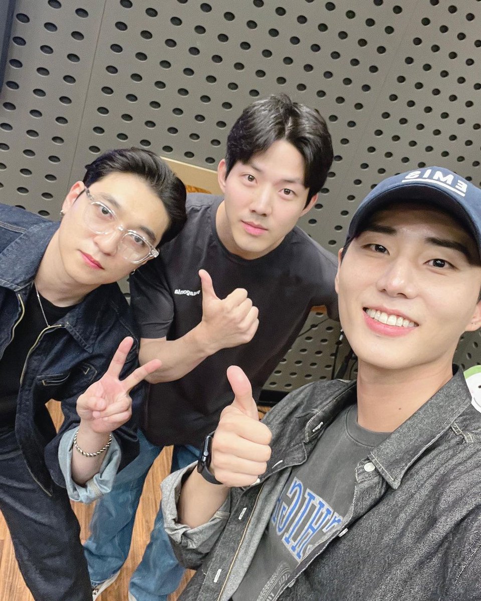 onebluestar13's tweet photo. Once a DAY6 fan always a DAY6 fan 💙 Thank you for this wonderful journey~
#DAY6 #데이식스 #8YearswithDAY6 #DAY68thAnniversary #데이식스의_8번째_페이지 #DAY6_8th_Page https://t.co/QjHFi7Q2w0