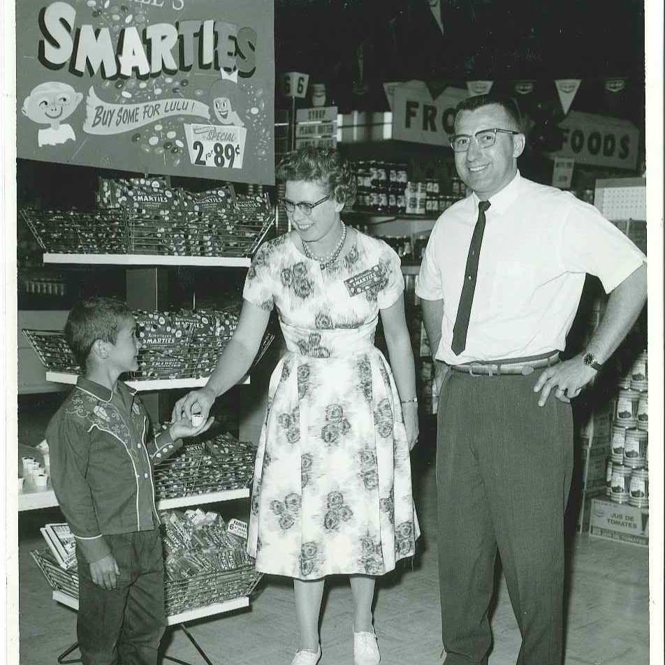 This month's #ThrowbackThursday features an old candy display from 1964 that still remains a fan favourite today. 🍭