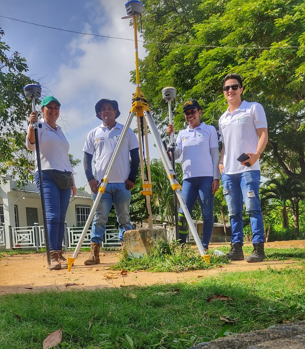 AgenciaTierras's tweet photo. Hicimos levantamiento topográfico e inspección ocular de 13 predios que suman 320 hectáreas más de cinco municipios de La Guajira. Son predios baldíos en proceso de adjudicación. https://t.co/nBp2GyWg7o