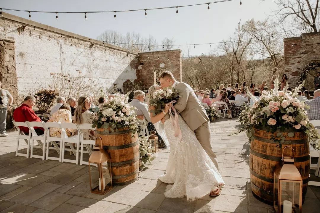 Nothing quite compares to the feeling of love 💞 Such a beautiful moment between these newlyweds as they share a kiss beneath the romantic string lights of their wedding venue! 💘 

Photographer: kelsi.walters.photography
Magazine: RentMyWedding
Venue: thehackneywarehouse
Floris