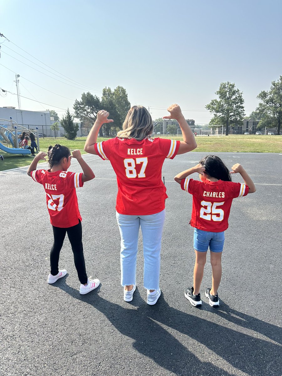 missmancilla_'s tweet photo. It’s game day Kansas City!! Reppin’ KC with these sweet 3rd grade girls❤️💛 @shawanoe #chiefsspiritweek https://t.co/GgEFn2mBLA