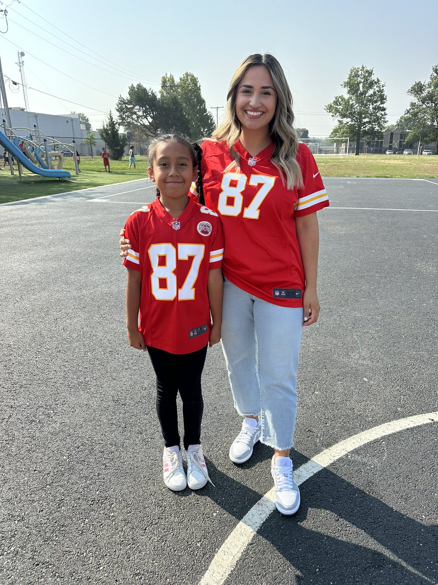 missmancilla_'s tweet photo. It’s game day Kansas City!! Reppin’ KC with these sweet 3rd grade girls❤️💛 @shawanoe #chiefsspiritweek https://t.co/GgEFn2mBLA