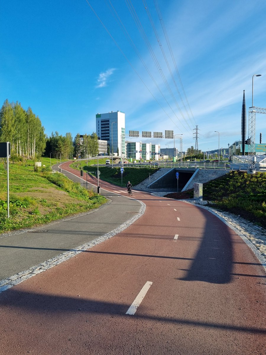 BKomppula's tweet photo. Pyöräilyinfra @savilahtikuopio saa hymyn huulille! Aamuisin aina ilo ajella viimeiset sadat metrit työmatkaa. Tätä lisää! 

Työsuhdesähköpyörä myös  lisännyt selvästi pyöräilyä ja toimii nyt perheen "toisena autona" (jota ei koskaan olisi hankittu). https://t.co/59ICUzhDJB
