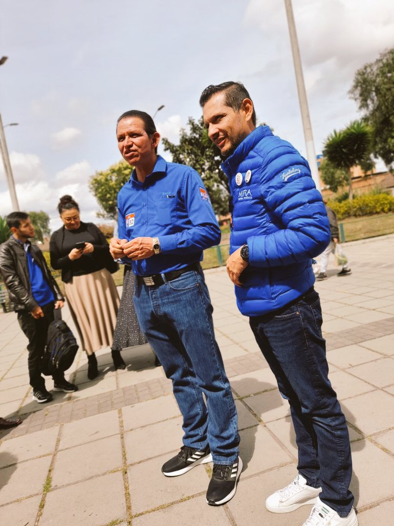 CharryFener's tweet photo. #Hoy nuestro Candidato @SamirBedoya al #Consejo de #Bogotá #2️⃣ acompañado de los #adultos Mayores de la Localidad de #Bosa Y junto a Él @EmirLopezPiza a a la #JAL Número 8️⃣2️⃣ participando activamente en diferentes actividades de recreación. 
@PartidoMIRA https://t.co/xQo716WlCA