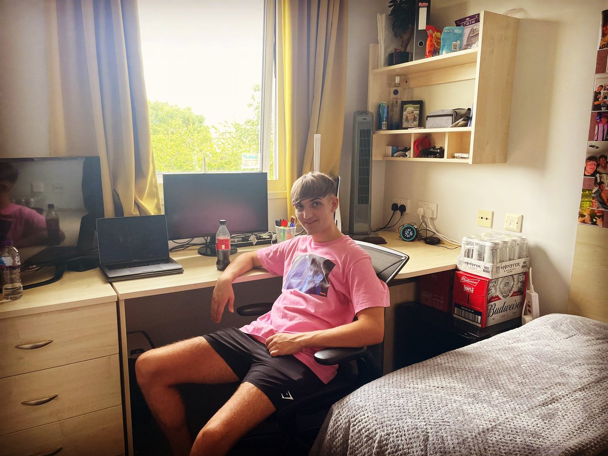 shonasmith39's tweet photo. Today i dropped my boy off at halls at University of Aberdeen! Never been prouder 💙 https://t.co/MzfWYHofZD