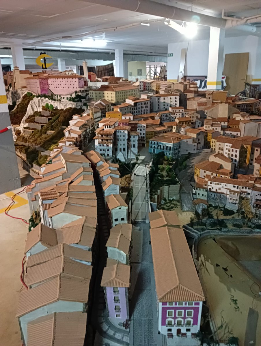 Aristogiton_'s tweet photo. @aytocuenca @noticiasDcuenca @DipuCuenca @SERcuenca @JCCMCuenca @DescubreCuenca @AvisosCuenca mi padre me manda esto. Es una maqueta gigante del Cuenca histórico. Está en un garaje de un centro de discapacitados. Las autoridades locales no tienen ningún interés. https://t.co/a0MLDlZ7WT