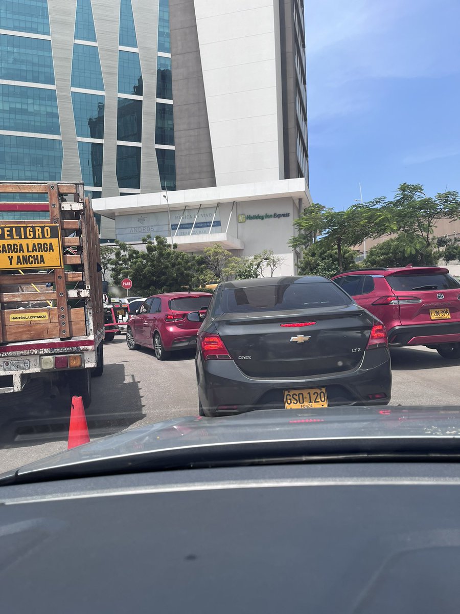 andrescampoc's tweet photo. Señores secretaria movilidad @TransitoBaq @puertocolombia se necesitan reguladores en la 53 con circunvalar @jorgecura1070 @AlexCharAlcald @zonacero @elheraldoco @EmisorasABC  necesitamos una solución para mejorar la movilidad del sector https://t.co/hbRYrxuFWa